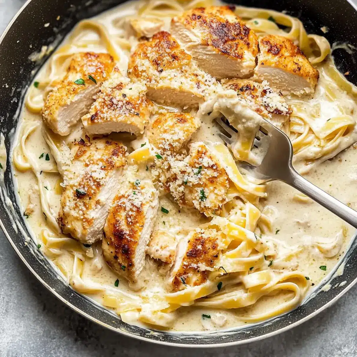 Creamy Chicken Fettuccine Alfredo for Busy Weeknights 3 4dac4b36 2dae 434c 96d5 b7e63de3eba5br bporer